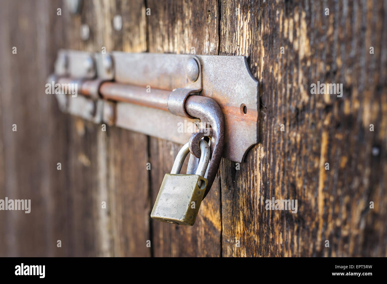 Il vecchio dispositivo di chiusura di una porta di legno di una stalla Foto Stock