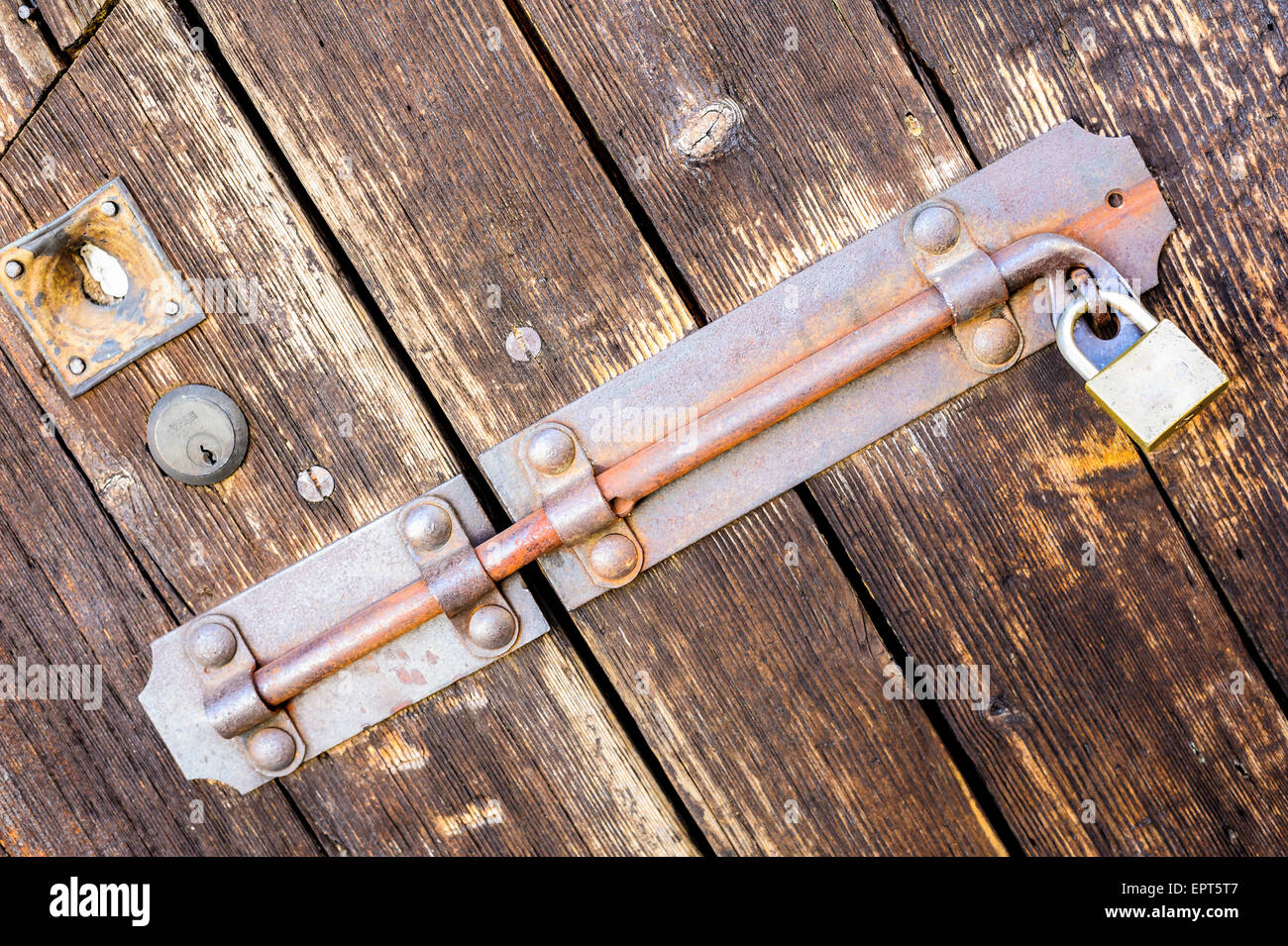 Il vecchio dispositivo di chiusura di una porta di legno di una stalla Foto Stock