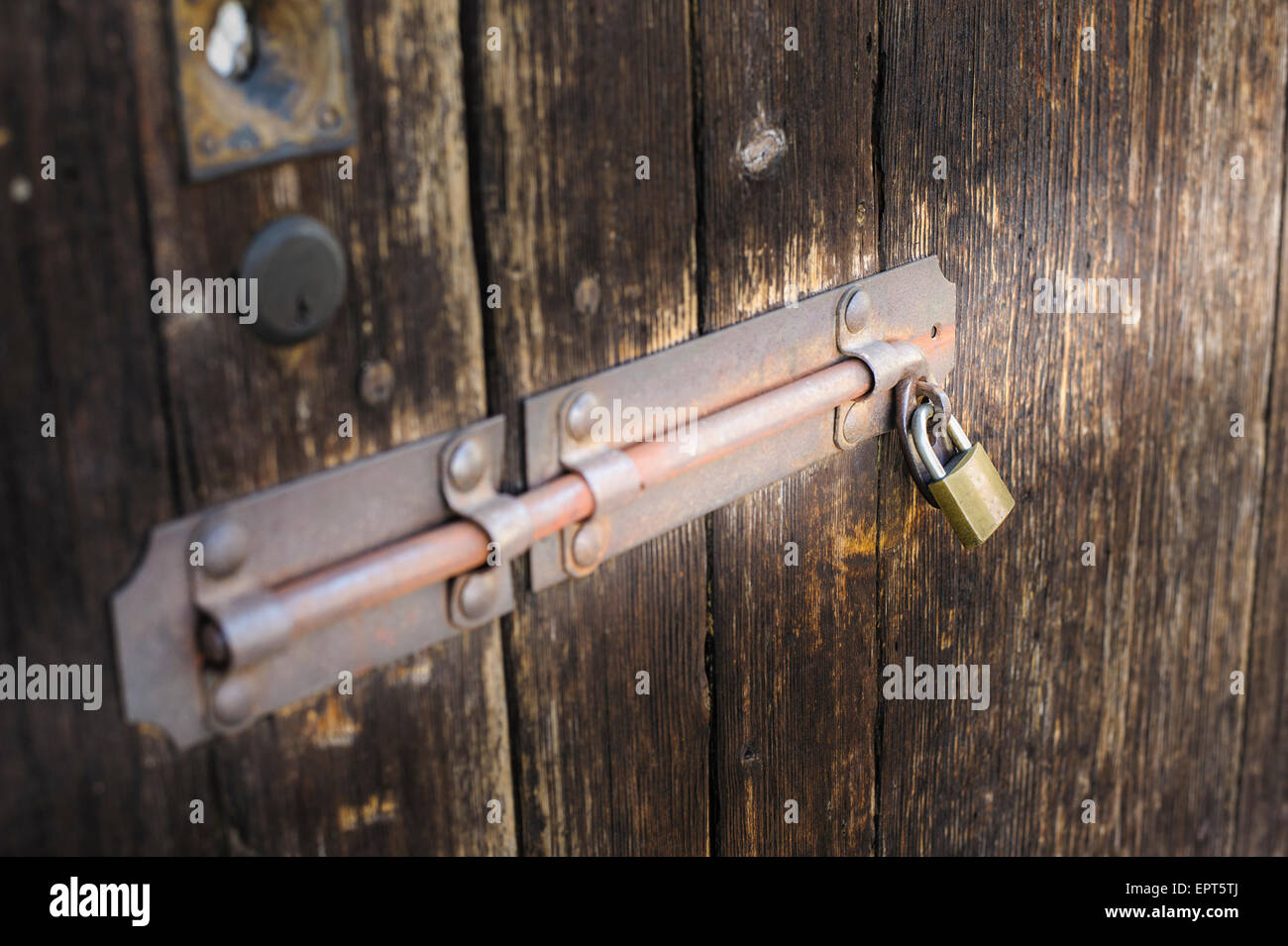 Il vecchio dispositivo di chiusura di una porta di legno di una stalla Foto Stock