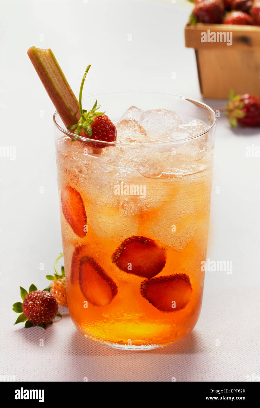 Cocktail con rabarbaro e fragola guarnire, Studio Shot Foto Stock