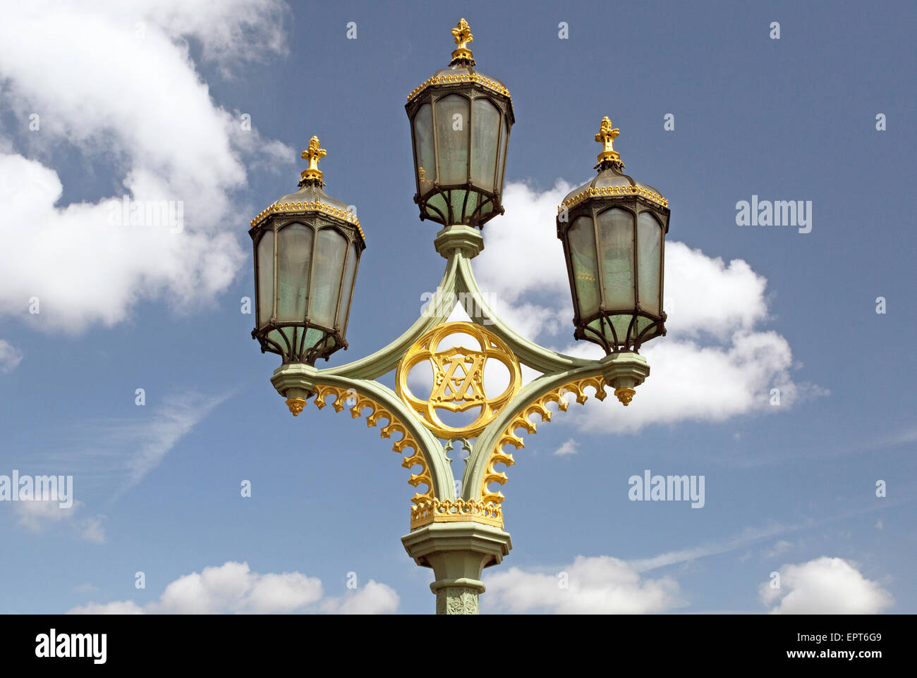 Lampione ornati sul Westminster Bridge, Londra - con le iniziali del Victoria and Albert Foto Stock