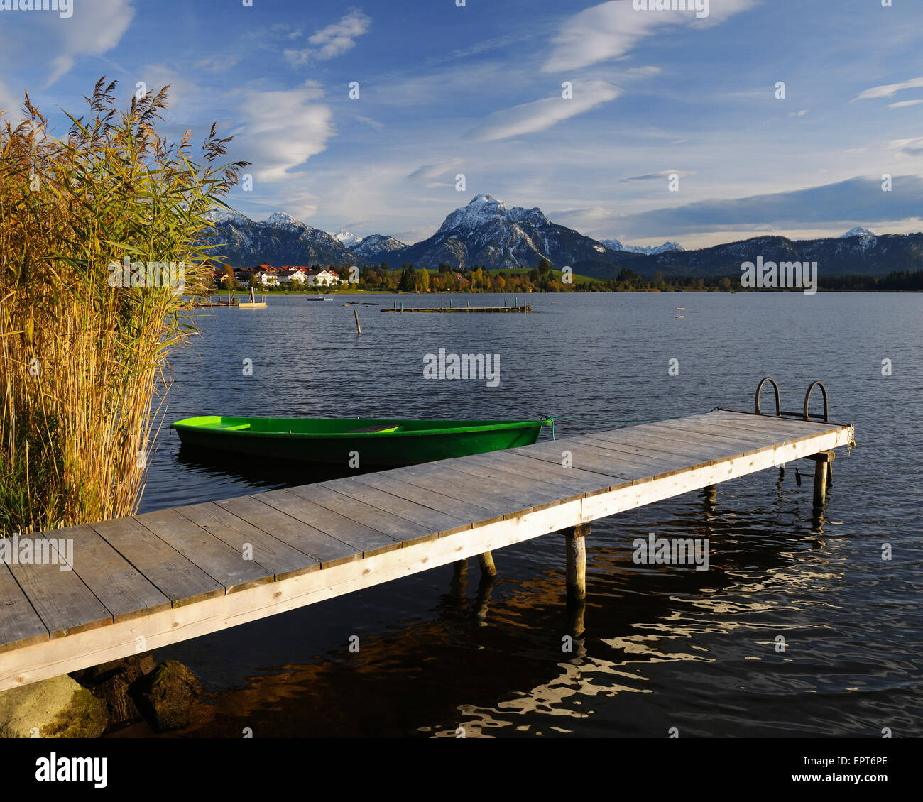 Pontile in legno, Hopfen am See, Lago Hopfensee, Baviera, Germania Foto Stock
