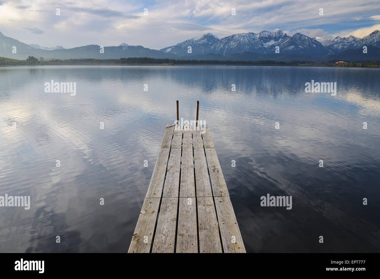 Pontile in legno, Hopfen am See, Lago Hopfensee, Baviera, Germania Foto Stock