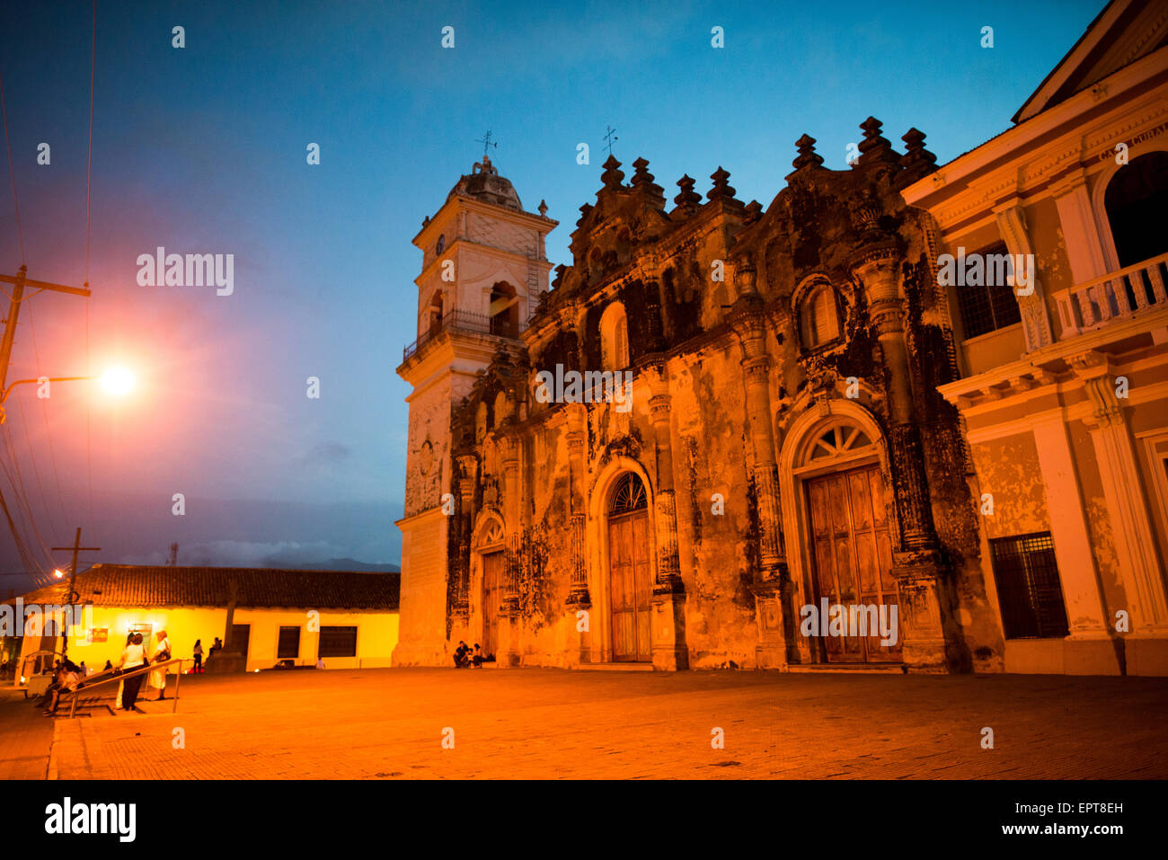 GRANADA, Nicaragua - Iglesia de la Merced è considerata una delle chiese più belle di Granada. Fu originariamente costruito nel 1539, ma nei secoli successivi fu distrutto o danneggiato e ricostruito più volte. L'attuale facciata barocca risale al 1783. La ristrutturazione più recente della chiesa avvenne dopo essere stata danneggiata dagli uomini di William Walker nel 1854, con il restauro fatto nel 1862. Foto Stock