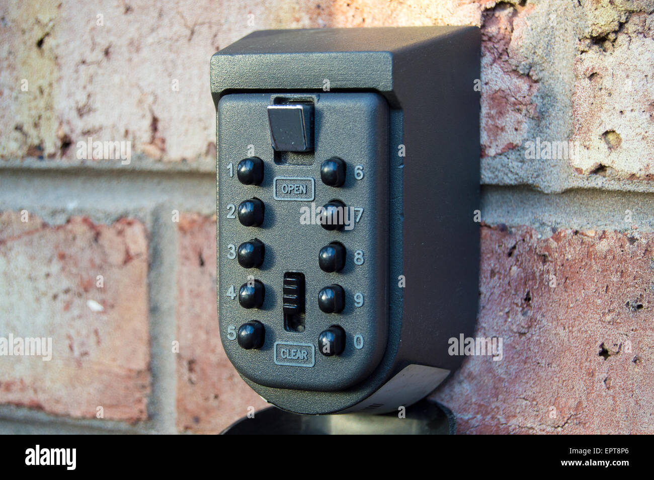 Cassetta di sicurezza a chiave su un muro di mattoni Foto Stock