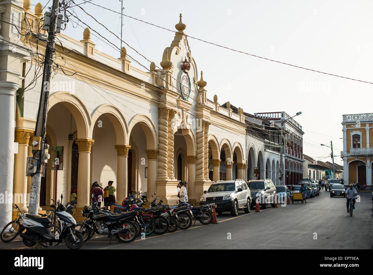 GRANADA, Nicaragua, una delle strade che costeggiano il Parque Central, con il municipio sulla sinistra. Parque Central è la piazza principale e il cuore storico di Granada, Nicaragua. Foto Stock