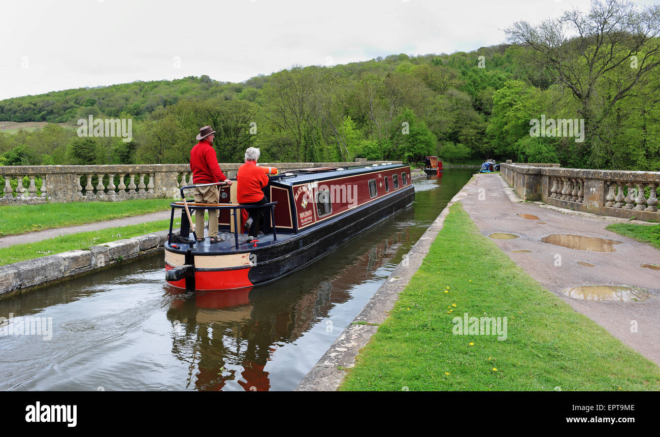 Narrowboat attraversando un viadotto sulla Kennet & Avon Canal nel Wiltshire Foto Stock