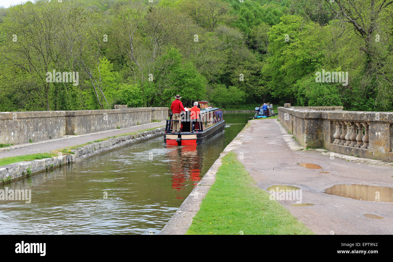 Narrowboat attraversando un viadotto sulla Kennet & Avon Canal nel Wiltshire Foto Stock
