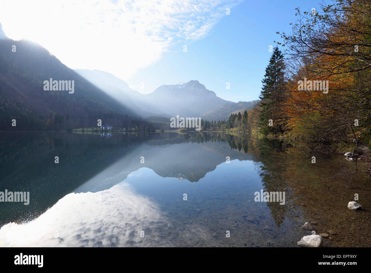 Paesaggio di montagne si riflette nel lago in autunno, Langbathsee, Austria Foto Stock