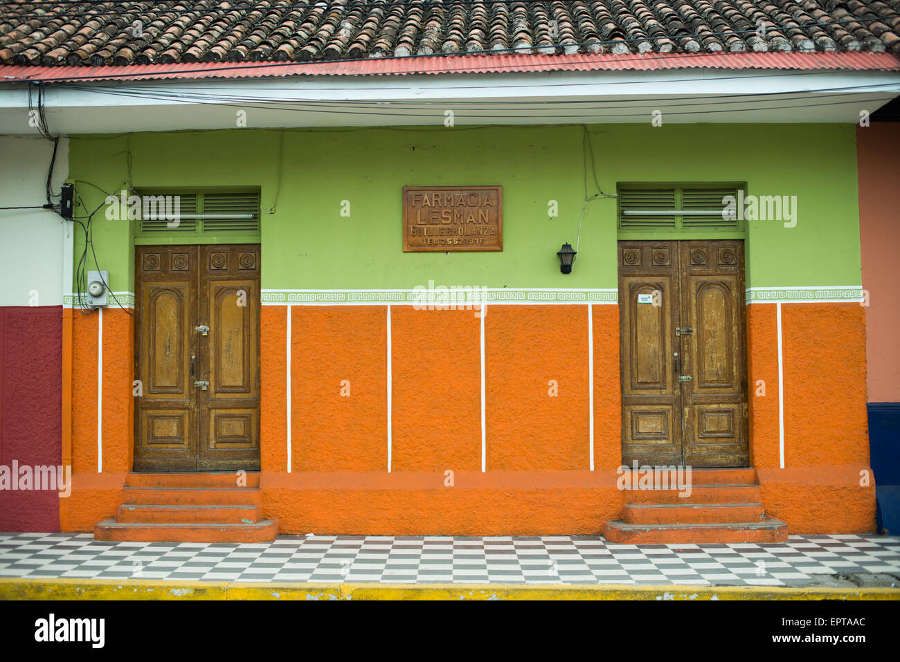 GRANADA, Nicaragua — GRANADA, Nicaragua — strade di Granada, Nicaragua i colorati edifici in stile coloniale nel quartiere storico del centro di Granada, Nicaragua, sono conservati gemme architettoniche che mettono in luce la ricca storia culturale di Granada, una testimonianza del suo significato come una delle più antiche città europee dell'America continentale. Foto Stock