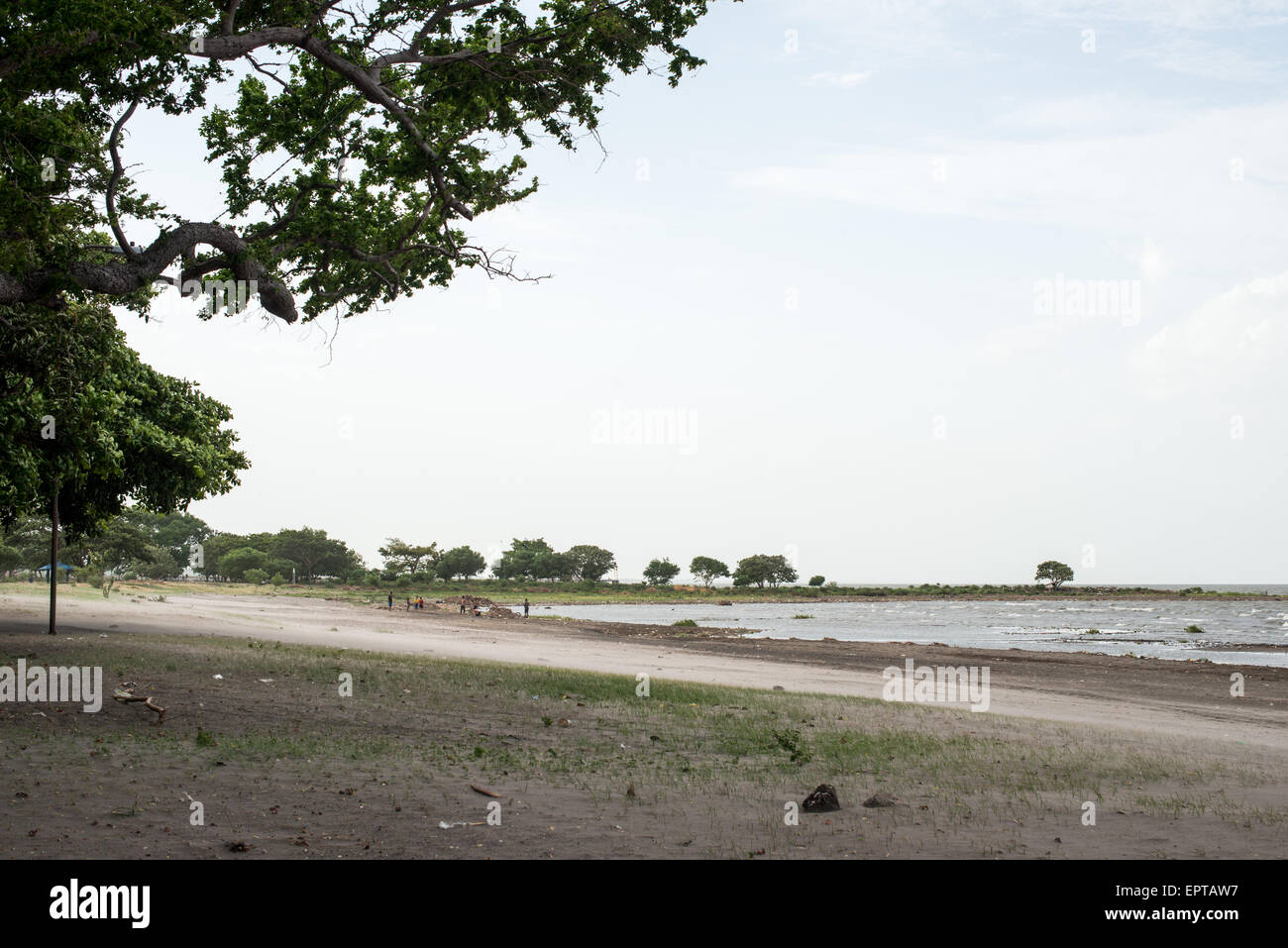 Il lago Lungo Lago Nicaragua accanto a Granada. Centro turistico è un 2km del tratto di lago con parchi, marciapiedi, aree picnic e ristoranti. Ma essa ha evidentemente mancavano i fondi per la manutenzione in quanto l'apertura. Foto Stock