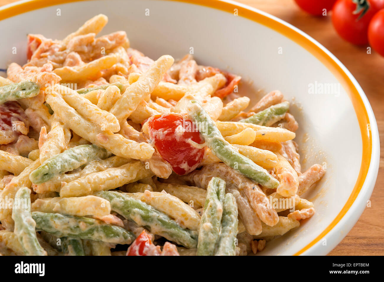 Un piatto di variopinte trofie con salmone e crema di latte Foto Stock