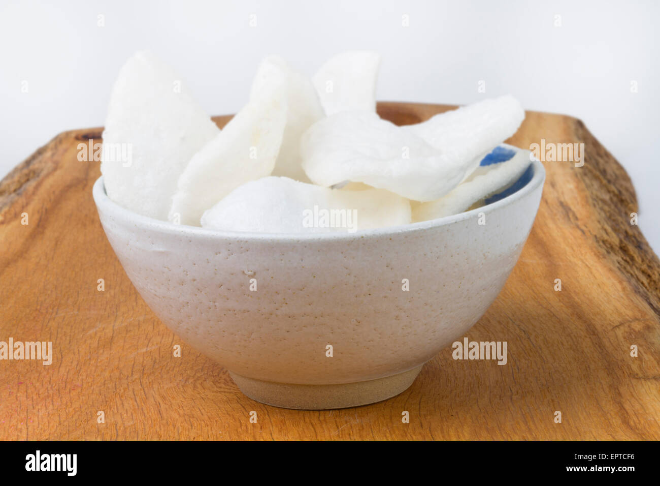 Cinese cracker ai gamberi in una ciotola in ceramica Foto Stock