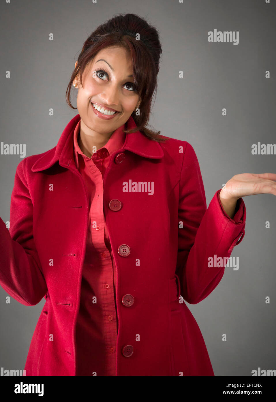 Adulto donna indiana in studio isolato su sfondo grigio Foto Stock