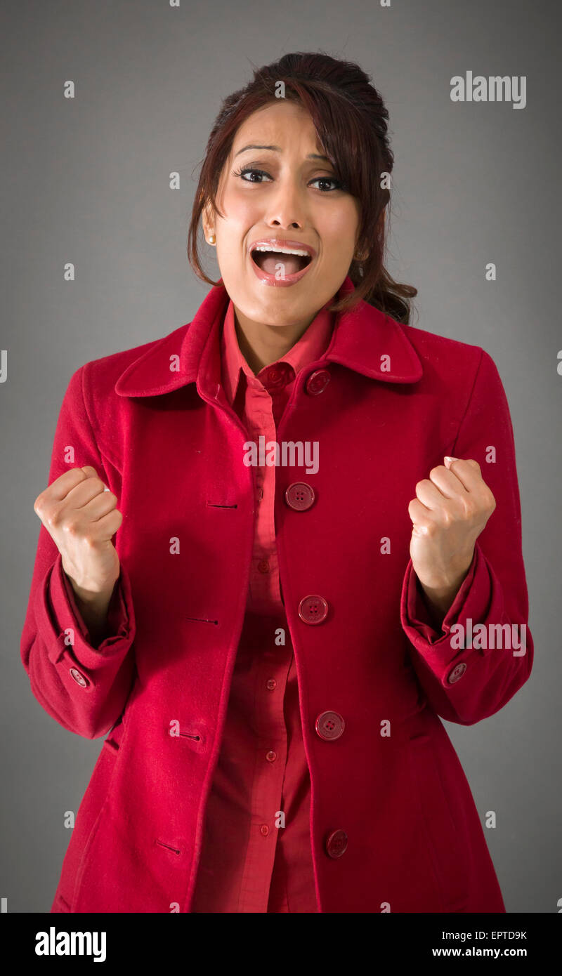 Adulto donna indiana in studio isolato su sfondo grigio Foto Stock