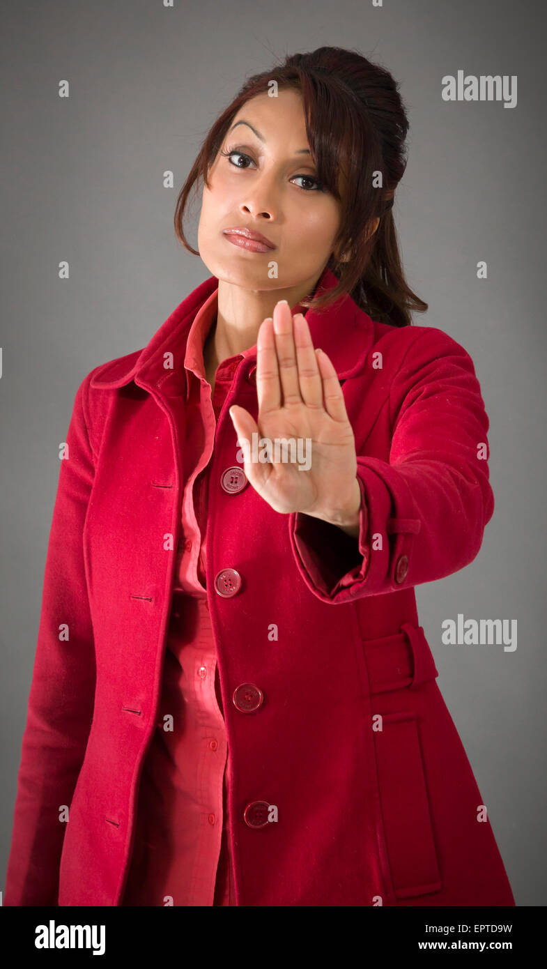 Adulto donna indiana in studio isolato su sfondo grigio Foto Stock