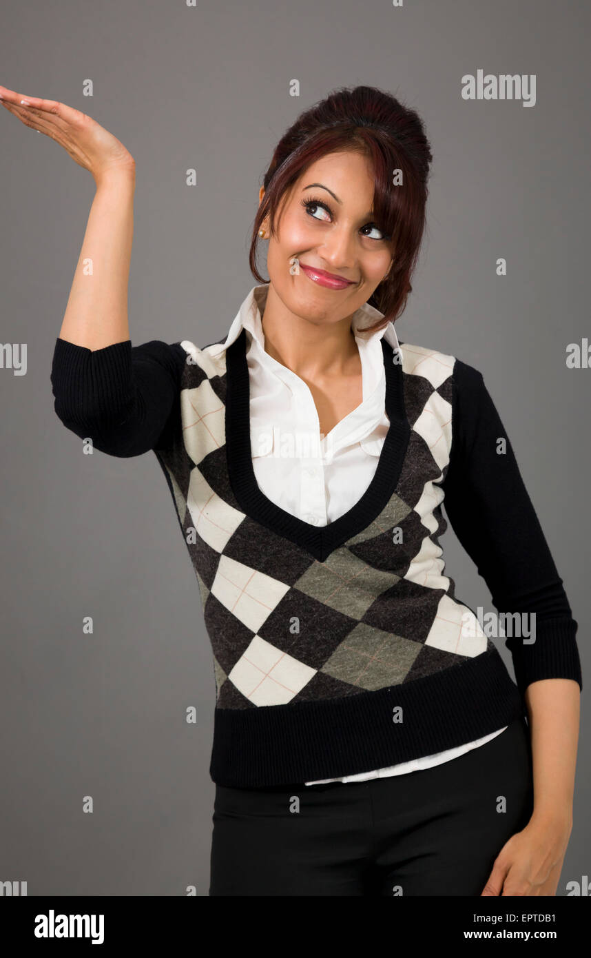 Adulto donna indiana in studio isolato su sfondo grigio Foto Stock