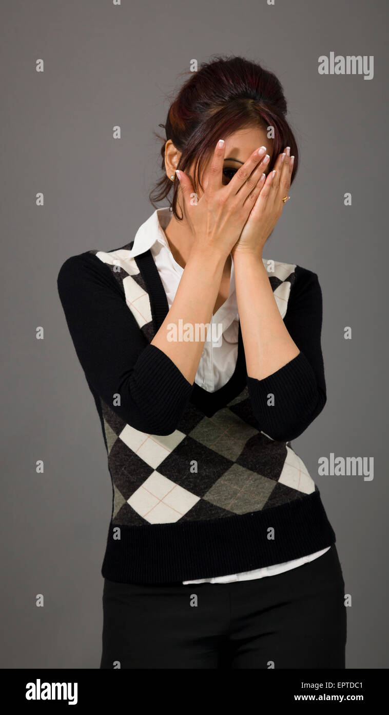 Adulto donna indiana in studio isolato su sfondo grigio Foto Stock