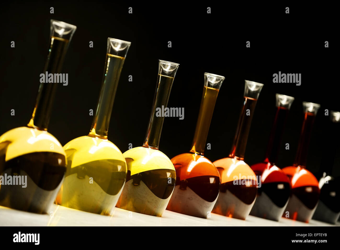 Diversi colori e tipi di vino in speciali bottiglie grandi su sfondo nero Foto Stock