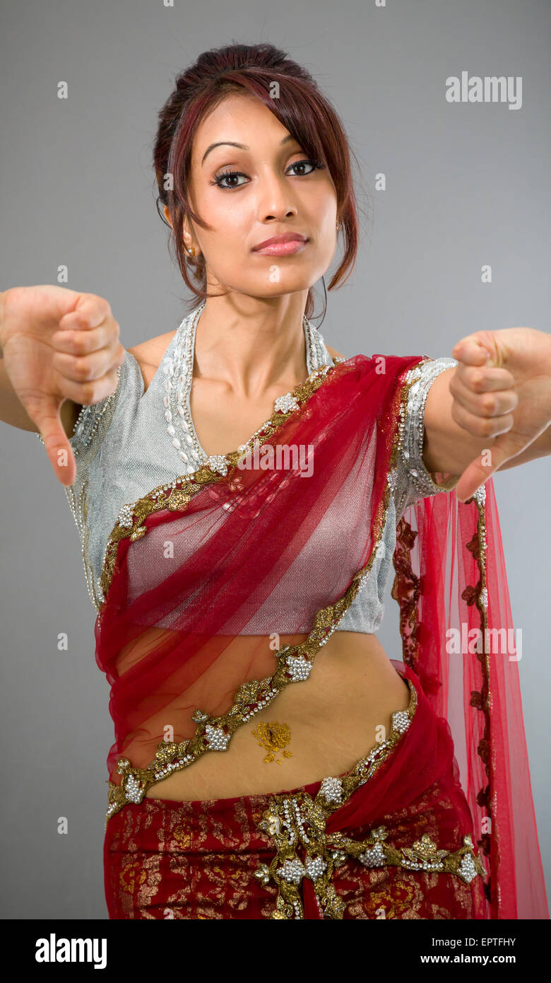 Adulto donna indiana in studio isolato su sfondo grigio Foto Stock