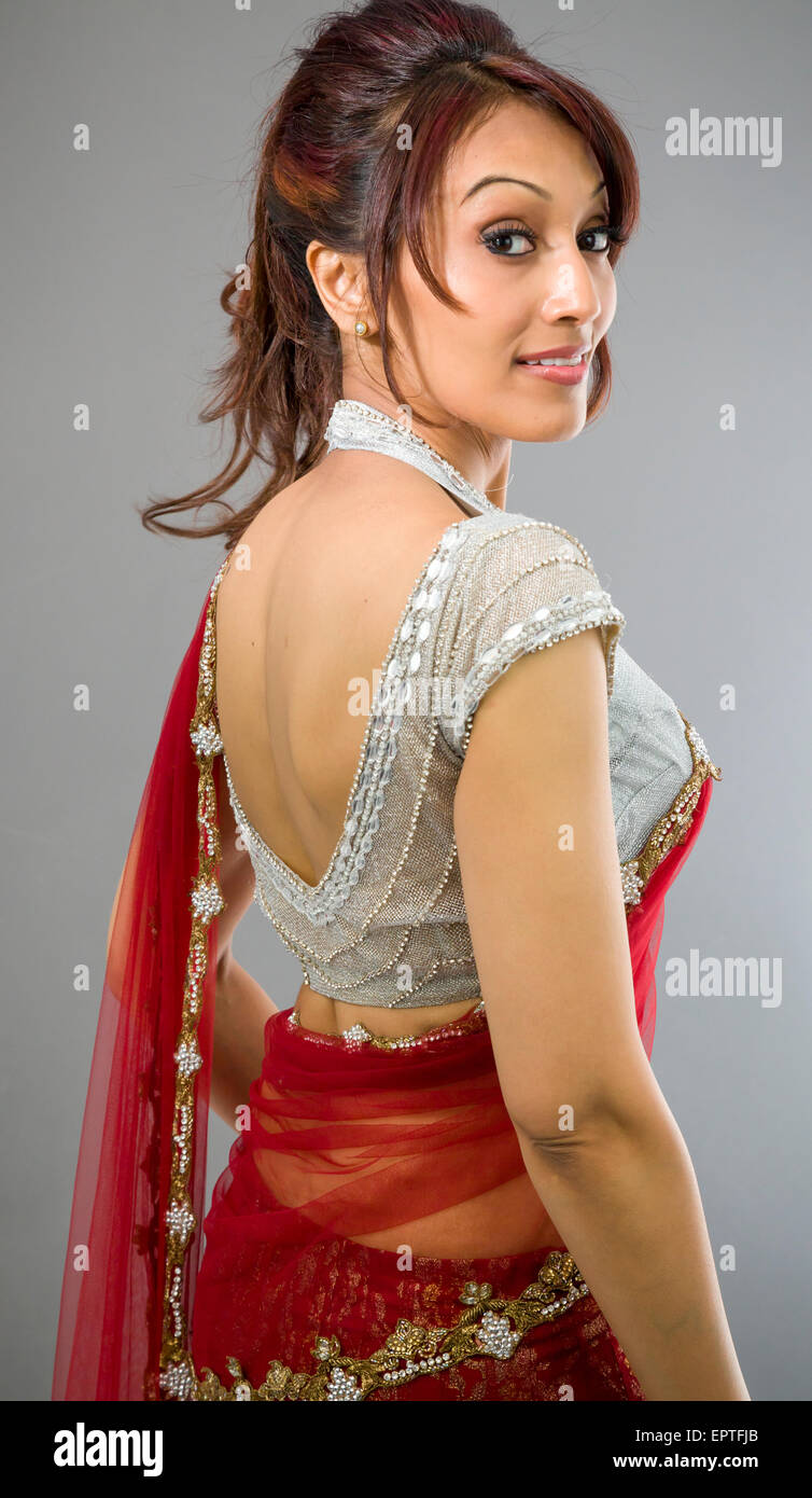 Adulto donna indiana in studio isolato su sfondo grigio Foto Stock