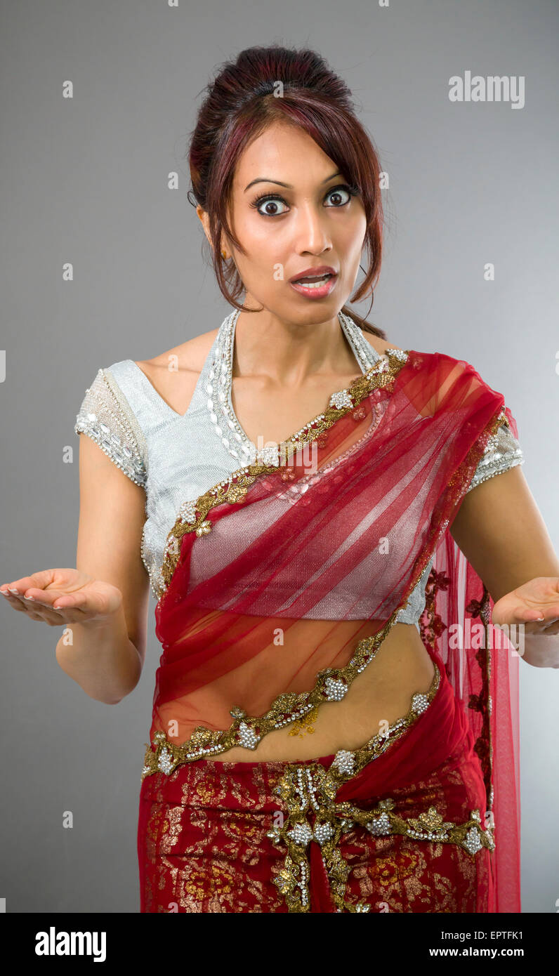 Adulto donna indiana in studio isolato su sfondo grigio Foto Stock