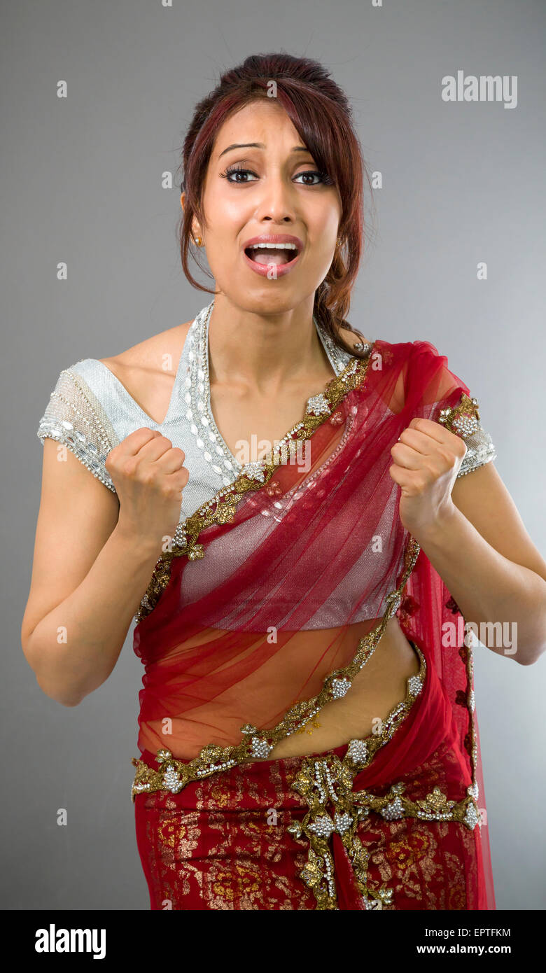 Adulto donna indiana in studio isolato su sfondo grigio Foto Stock