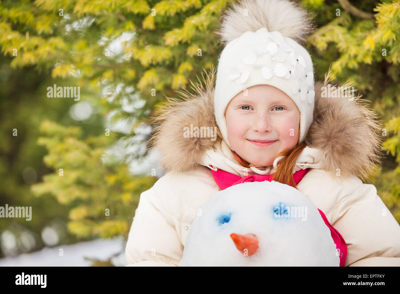 Ritratto di una ragazza che è in possesso di pupazzo di neve la testa Foto Stock