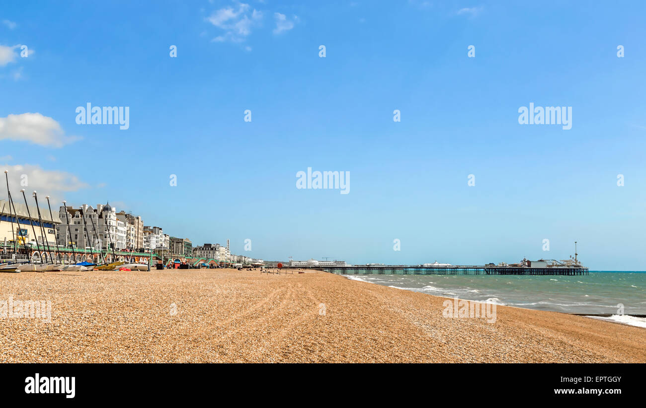 Ampio angolo di visione del lungomare con il Molo di Brighton o il Palace Pier nella distanza, Brighton, Sussex, Inghilterra, Regno Unito. Foto Stock