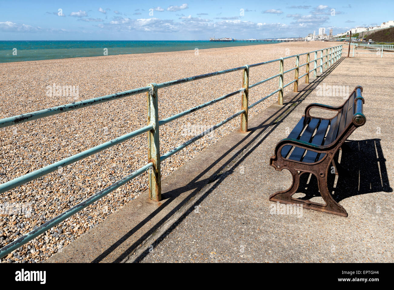 Recinzione turchese sul lungomare con vista sul molo Palace in distanza, Brighton, Sussex, Inghilterra, Regno Unito. Foto Stock