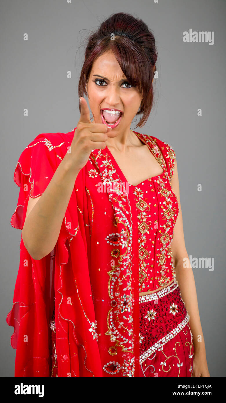 Adulto donna indiana in studio isolato su sfondo grigio Foto Stock