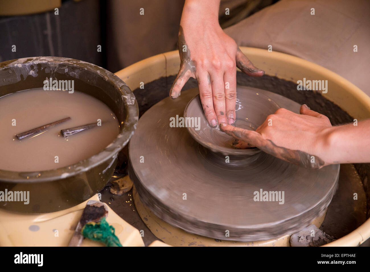 Rendendo le ceramiche giapponesi Foto Stock
