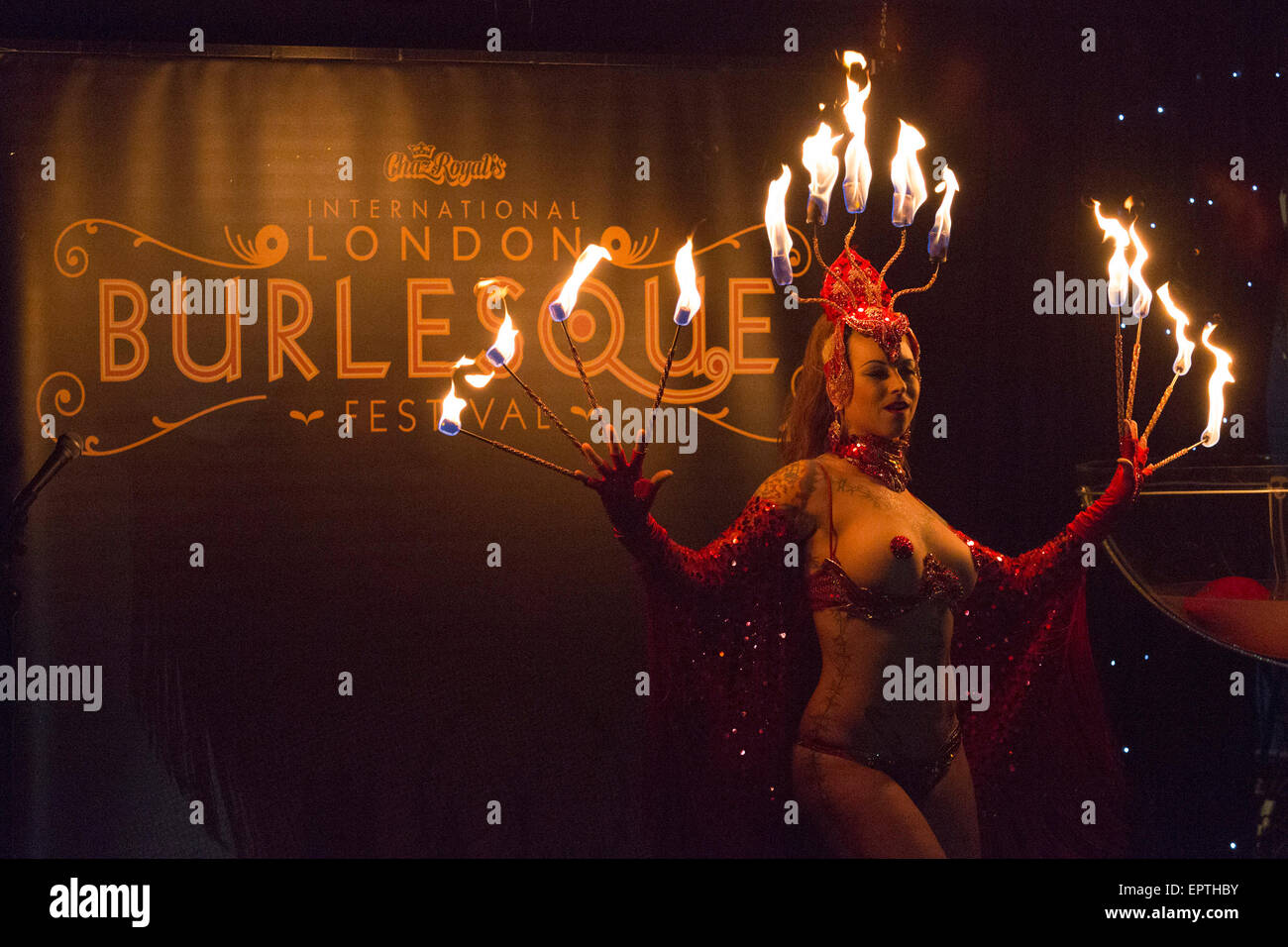 Nella foto: Ivizia Dakini da Portland/USA esegue con il fuoco. Gala di apertura del London Burlesque Festival 2015 in Dingwalls, Camden. Il festival organizzato da Chaz Royal, avviene fino al 31 maggio con 17 diversi spettacoli in vari luoghi di Londra. Foto Stock