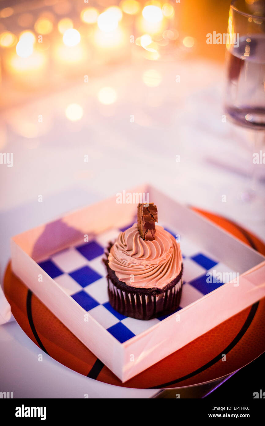 Close-up di cioccolato Cupcake in box individuali presso il bar mitzvà Foto Stock