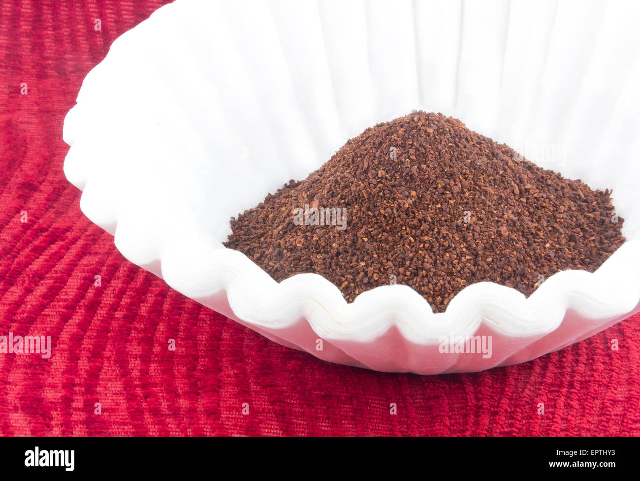 Il caffè fresco motivi pronto per essere infuso per mattina scossone della caffeina Foto Stock