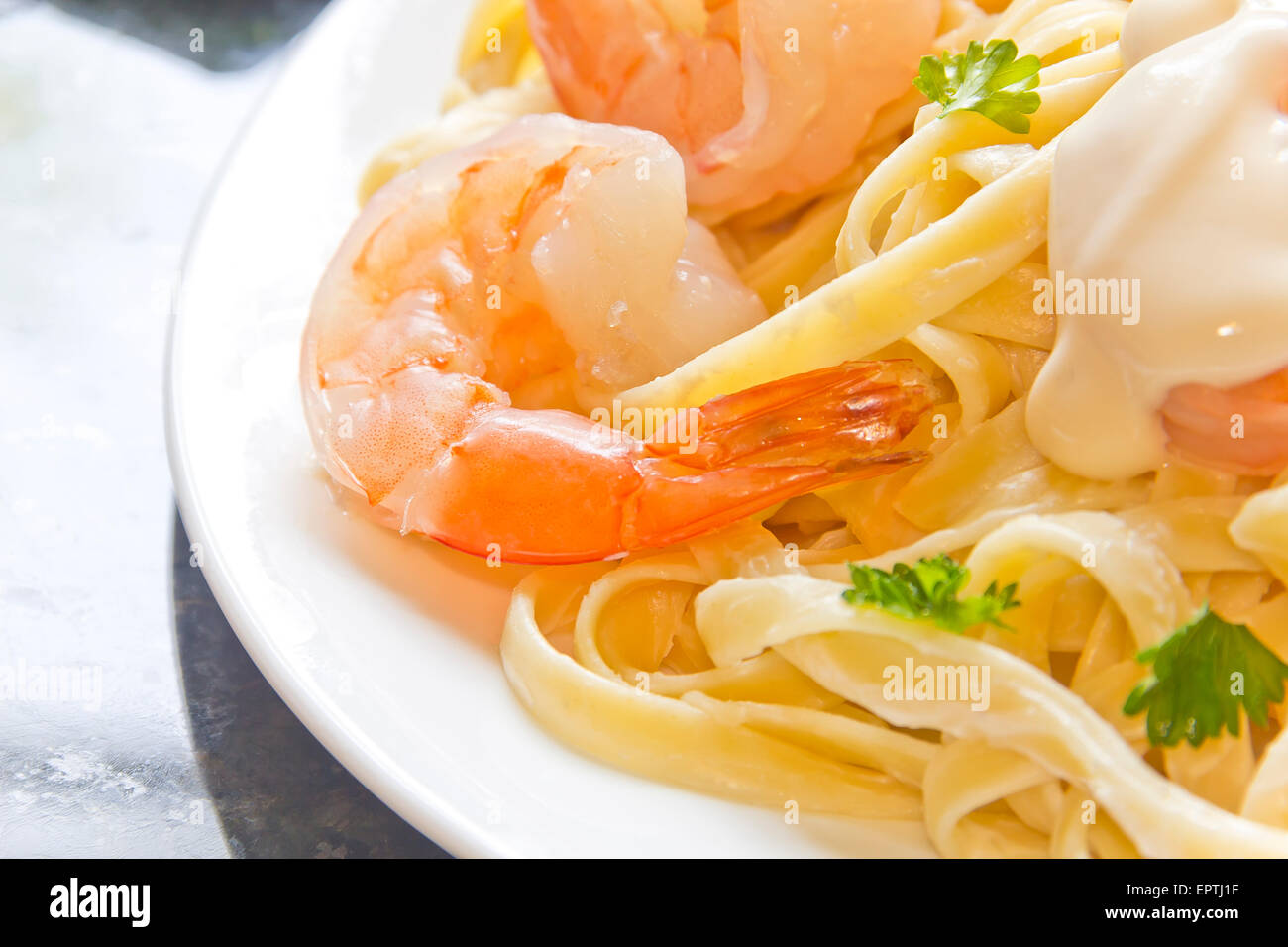 Shrimp Fettuccini Alfredo con prezzemolo fresco lascia nella disposizione di fantasia Foto Stock