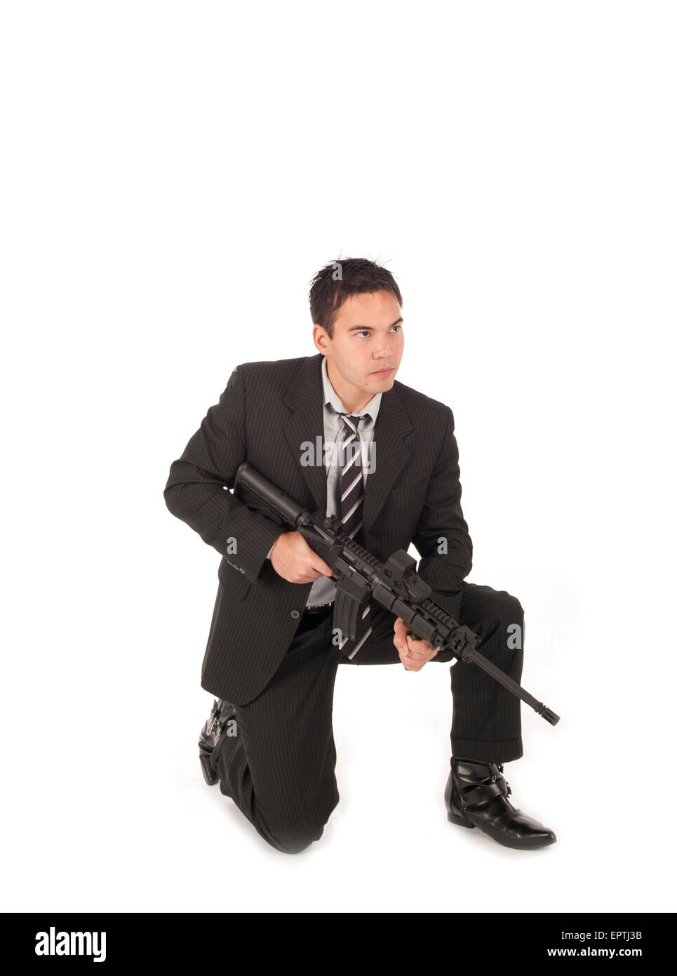 L'uomo bianco inginocchiato con un AR-15 Semi pistola automatica Foto Stock