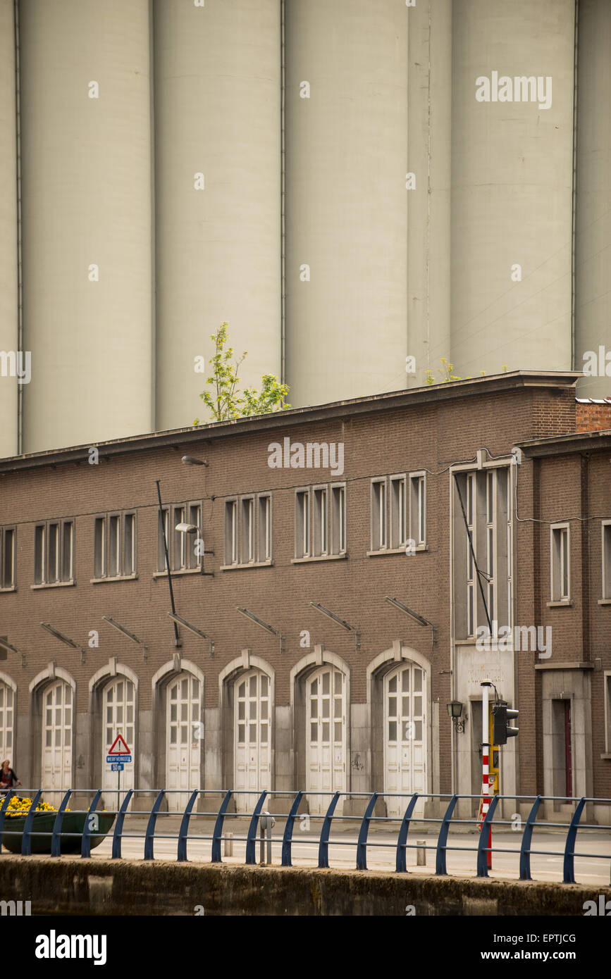 Silos sulla parte superiore del vecchio edificio industriale con white gates Foto Stock