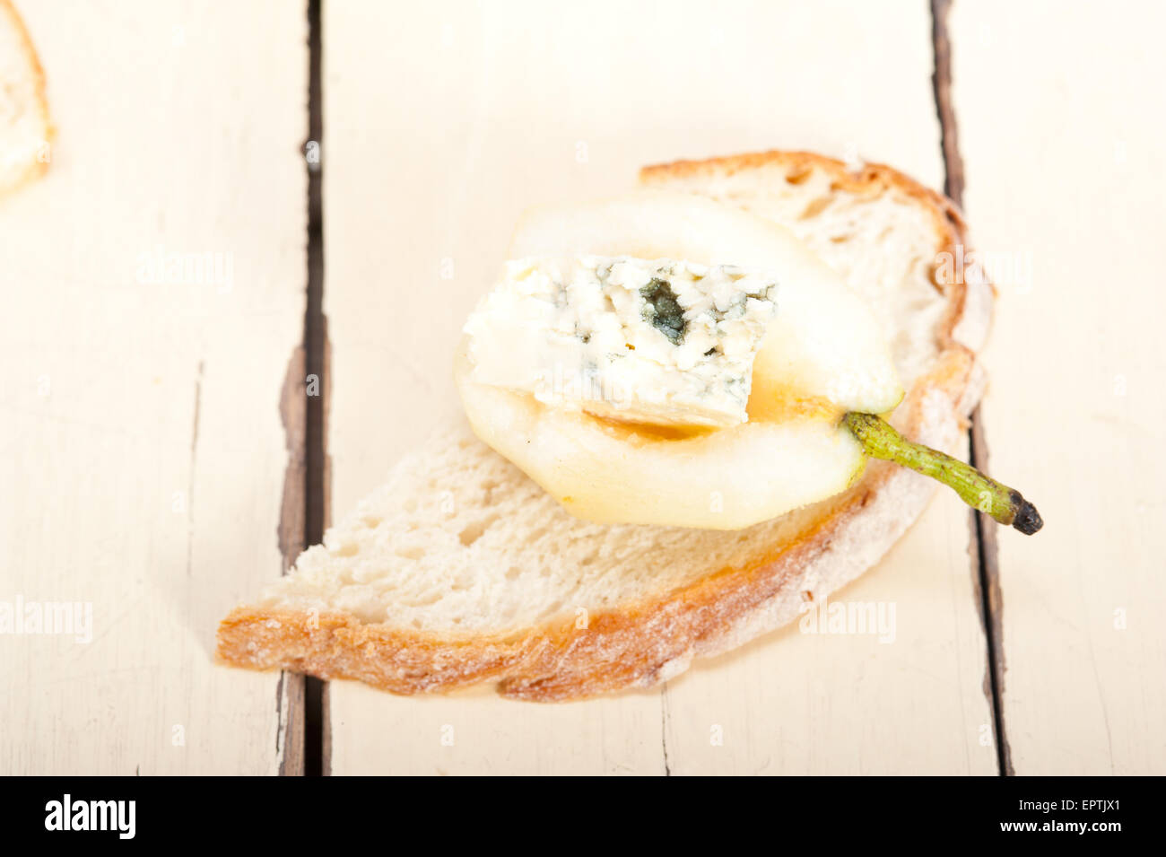 La selezione di diversi formaggi e pere fresche antipasto snack Foto Stock