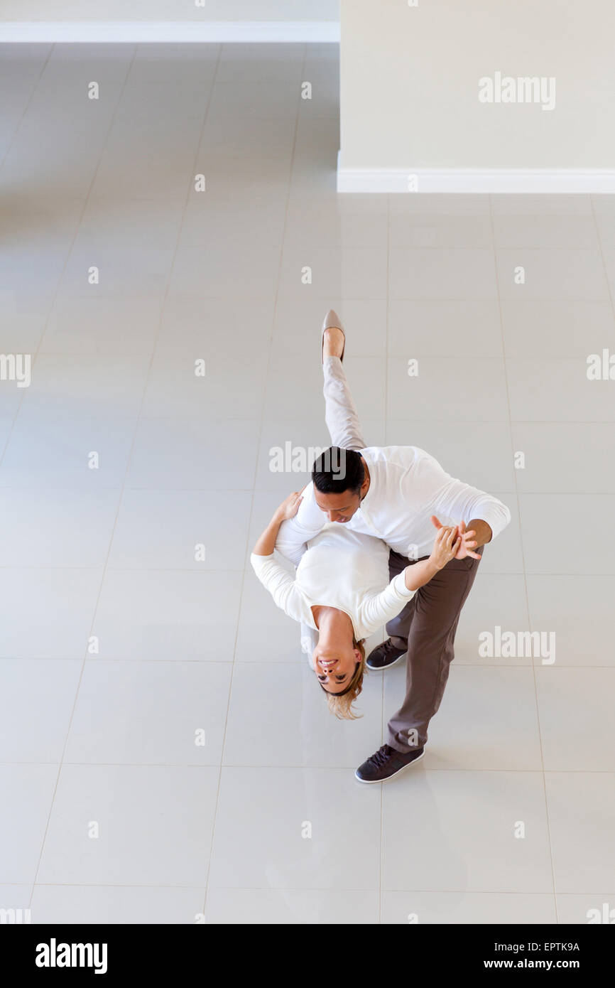 Coppia romantica ballando nella loro nuova casa Foto Stock