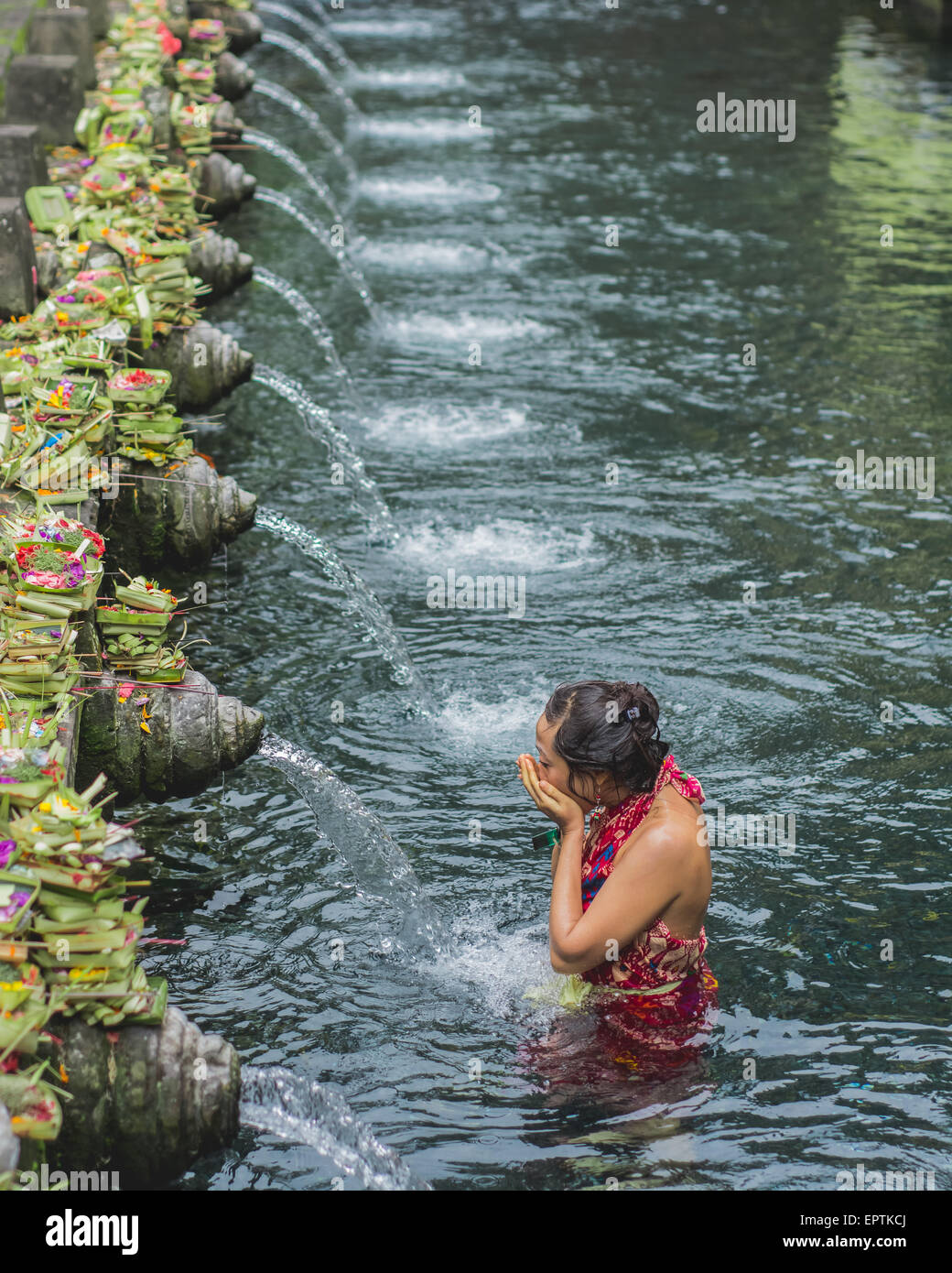 Bali, Indonesia - 21 maggio 2015: Gli Indù pregano durante la cerimonia di pulizia al Tempio di Tirta Empull. Gli stranieri sono benvenuti a partecipare alla cerimonia. Foto Stock