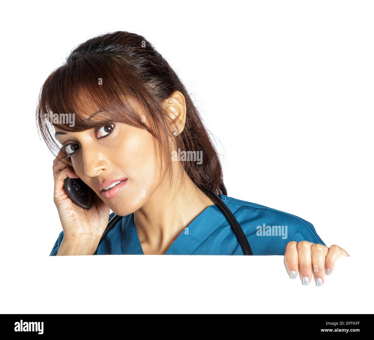 Attraente medico indiano che pongono la donna in uno studio di fronte a uno sfondo Foto Stock