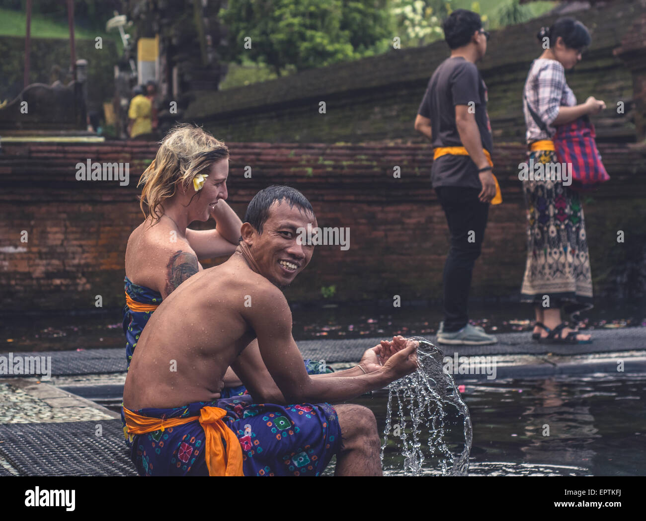 Bali, Indonesia - 21 maggio 2015: Gli Indù pregano durante la cerimonia di pulizia al Tempio di Tirta Empull. Gli stranieri sono benvenuti a partecipare alla cerimonia. Foto Stock