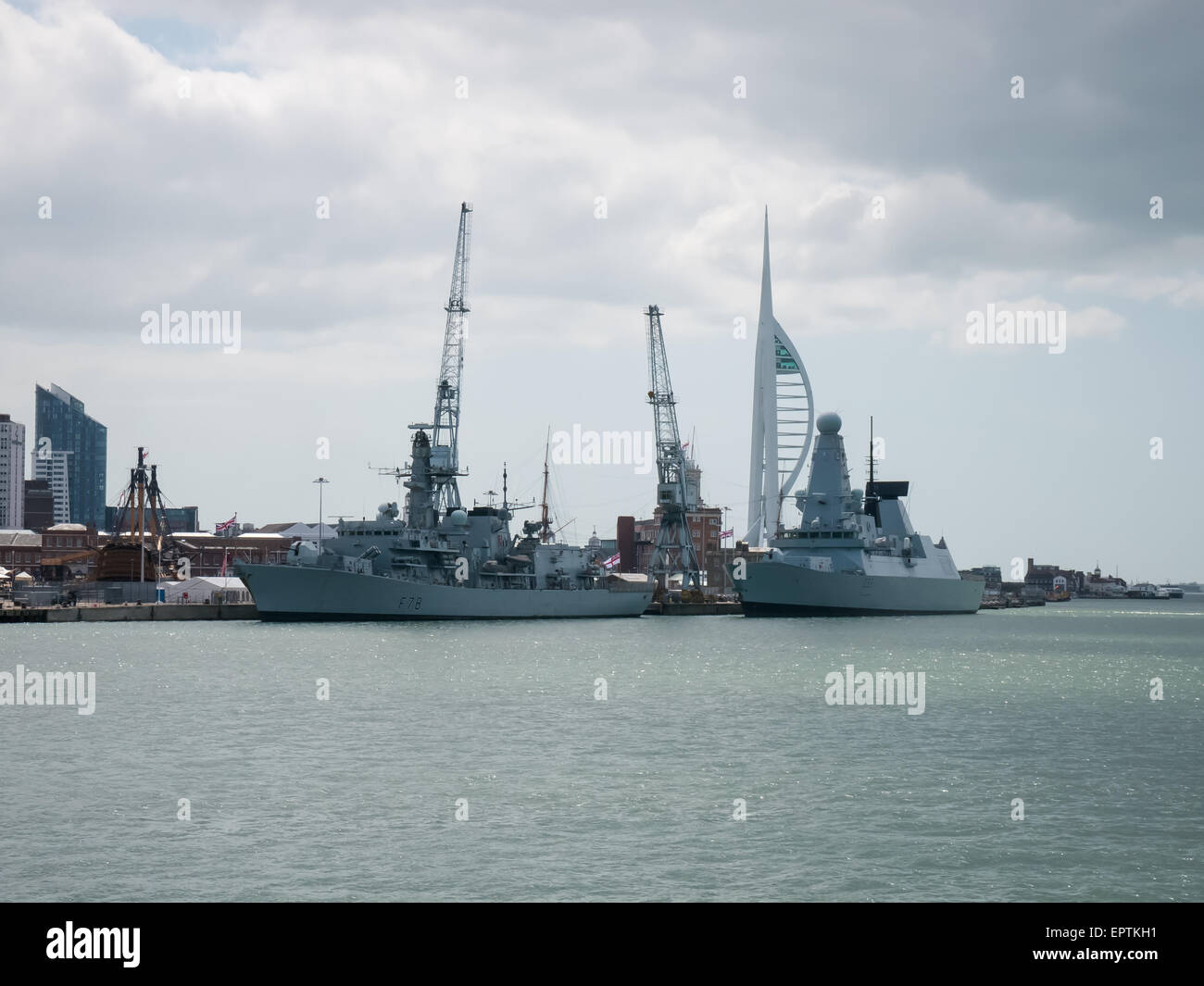 HMS Kent, F78, un duca tipo classe 23 fregata HMS con intrepida, D33, un tipo 45 cacciatorpediniere. Ormeggiato a Portsmouth Naval Dockyard Foto Stock