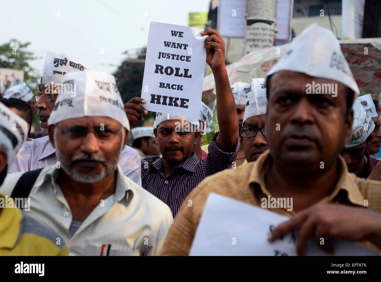 Kolkata, India. 21 Maggio, 2015. Aam Aadmi partito o AAP del Bengala Occidentale protesta contro anormale aumento del prezzo della benzina e Diesel con il BJP ha portato il governo centrale. E hanno anche protestare contro gli investimenti diretti esteri nel settore della vendita al dettaglio e acquisto di terreni. © Saikat Paolo/Pacific Press/Alamy Live News Foto Stock