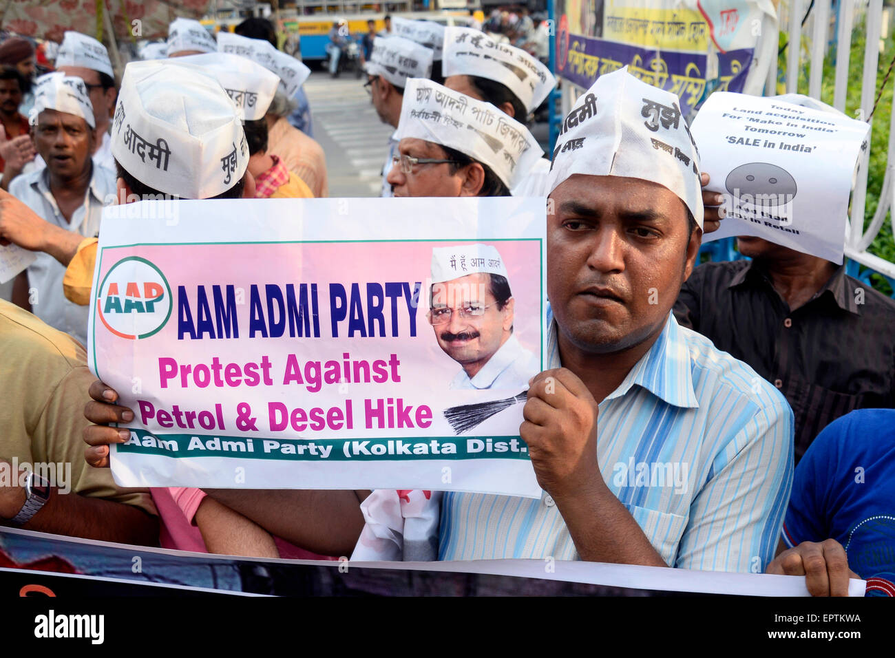 Kolkata, India. 23 Maggio, 2015. Aam Aadmi partito o AAP del Bengala Occidentale protesta contro anormale aumento del prezzo della benzina e Diesel con il BJP ha portato il governo centrale. E hanno anche protestare contro gli investimenti diretti esteri nel settore della vendita al dettaglio e acquisto di terreni. © Saikat Paolo/Pacific Press/Alamy Live News Foto Stock