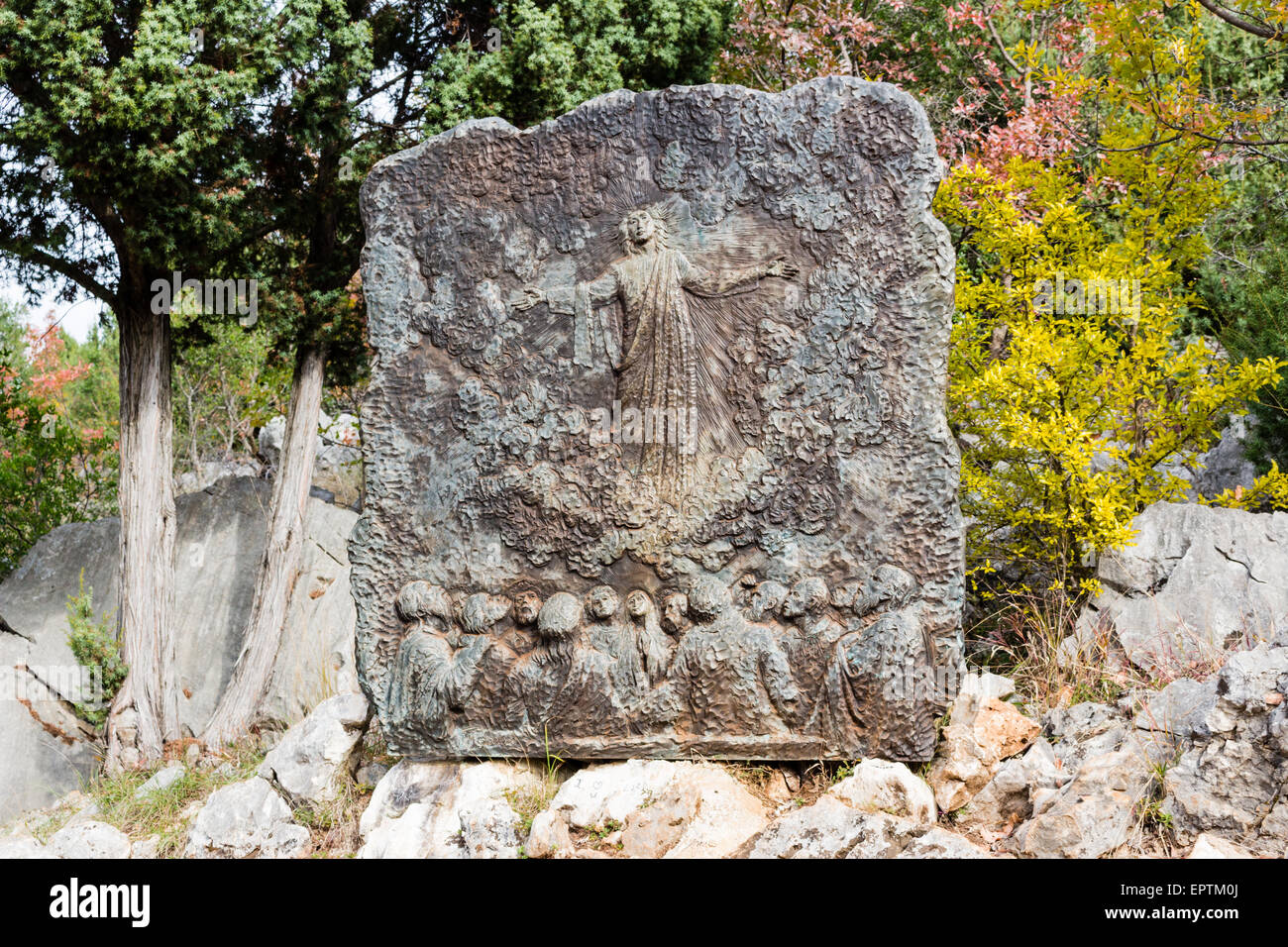 Rilievo in bronzo che rappresentano i misteri gloriosi del Santo Rosario sul Monte Podbrdo, apparizione collina che domina il villaggio di Medjugorje in Bosnia ed Erzegovina Foto Stock