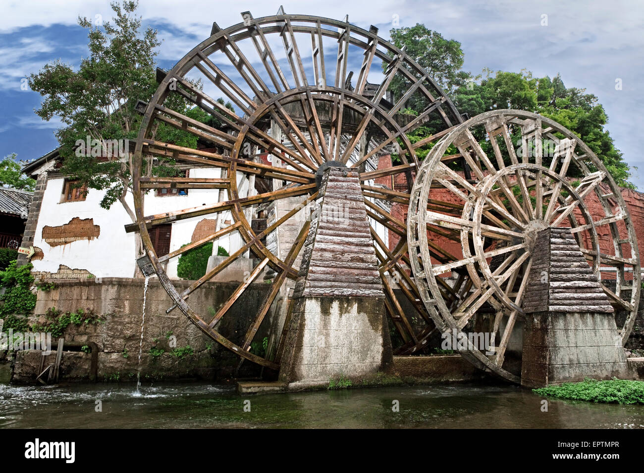 Waterwheel in legno come un tradizionale fonte di energia a Lijiang old town, Cina Foto Stock