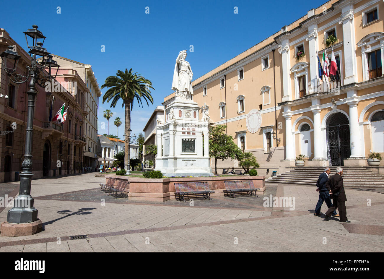 Monumento a Eleanora di Arboria [eroina di indipendenza sarda] centro di Oristano Sardegna Italia Foto Stock