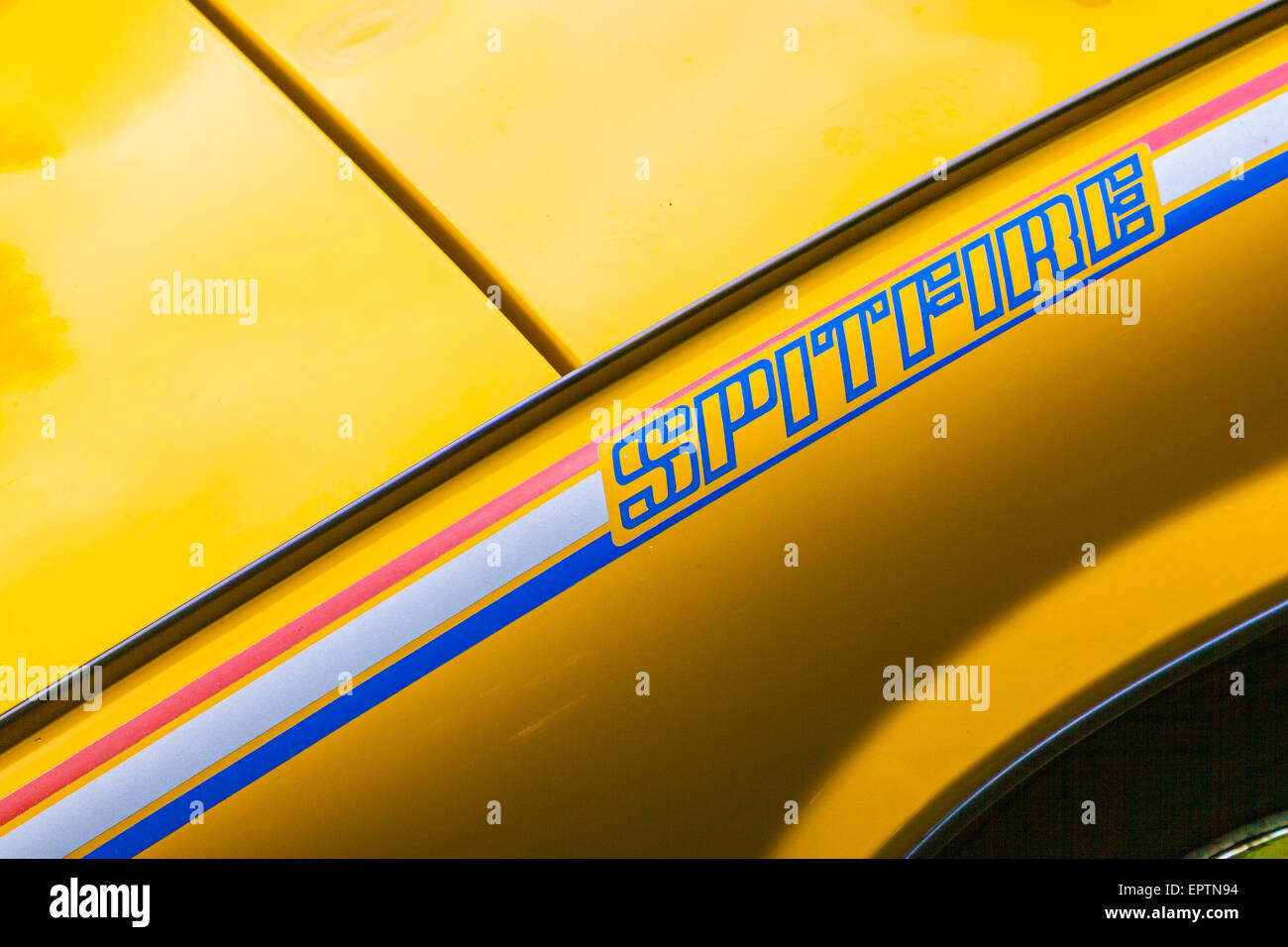 Triumph spitfire emblema su un giallo britannico vettura sportiva Foto Stock